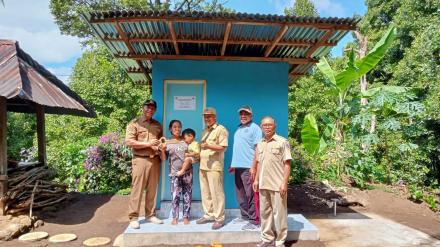 Perbekel Desa Gobleg Serahkan Bantuan 6 Unit Jamban Sehat